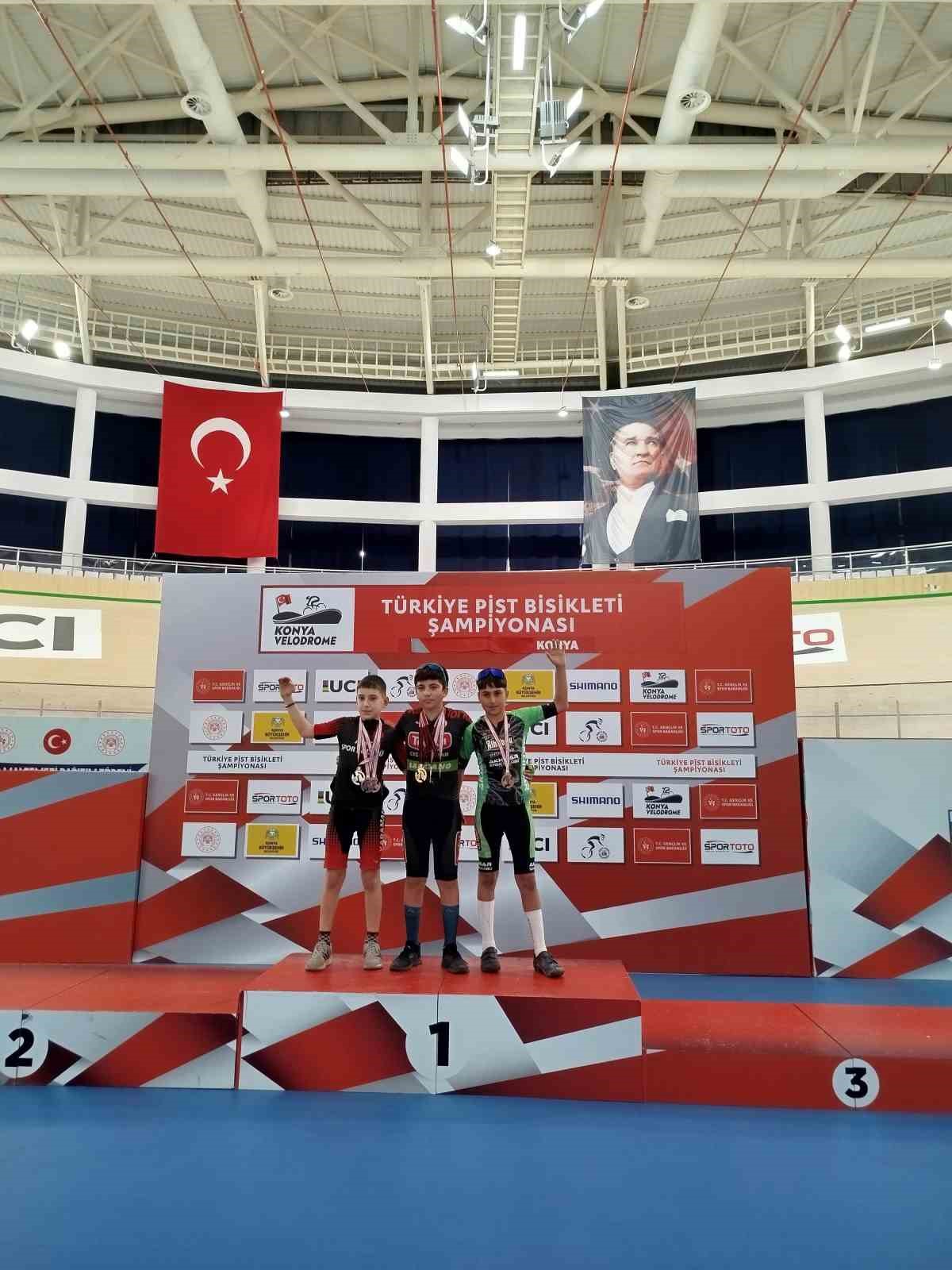 Akhisarlı bisikletçiler Konya Velodromu’nda kürsüye damga vurdu

