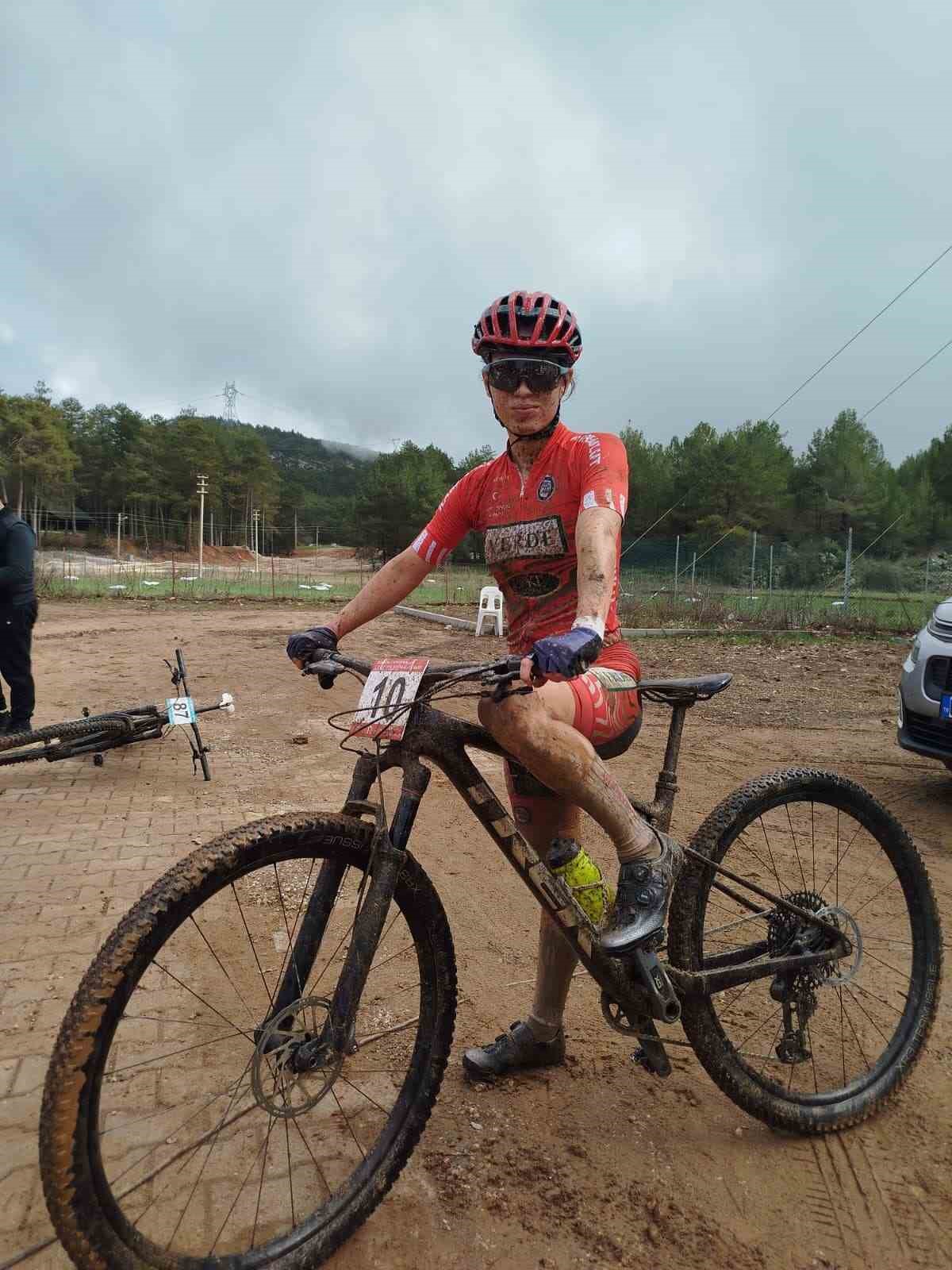 Akhisarlı bisikletçilerden Alanya’da çifte başarı
