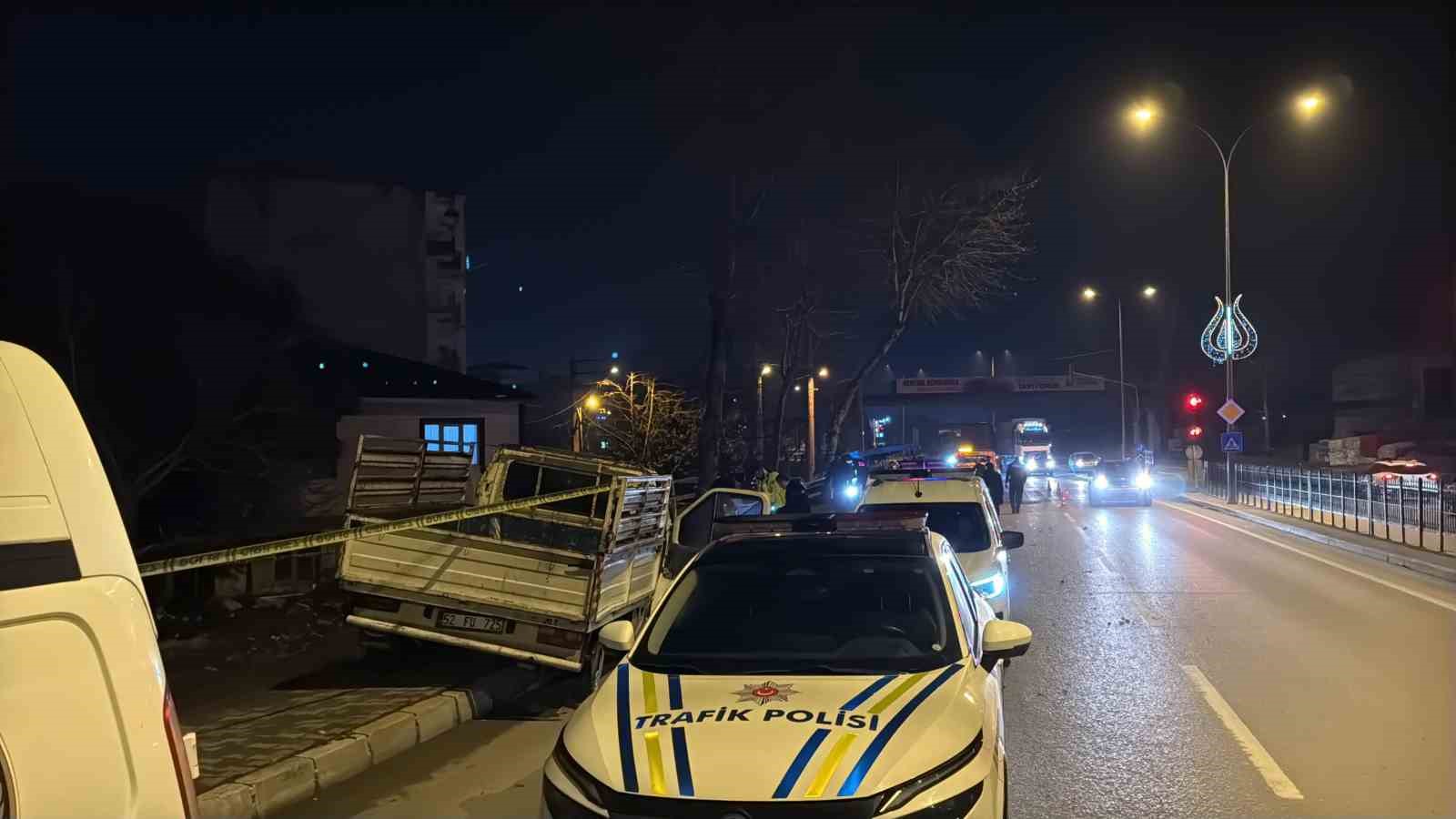 Akıl almaz kaza: Kamyonetler çarpıştı, savrulan stepne yayayı ağır yaraladı
