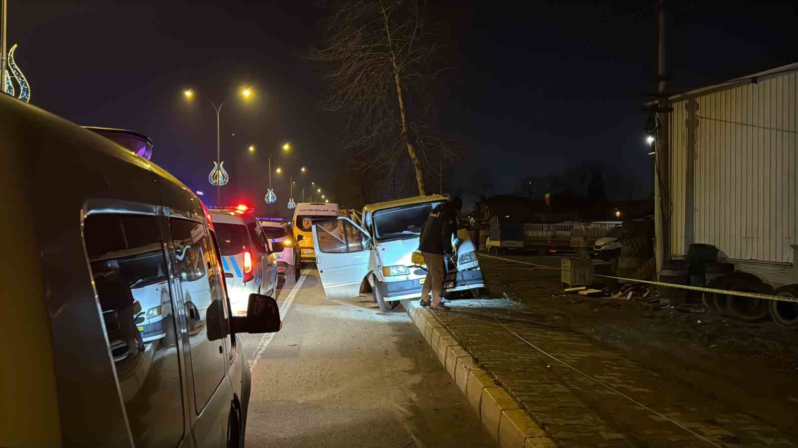 Akıl almaz kaza: Kamyonetler çarpıştı, savrulan stepne yayayı ağır yaraladı
