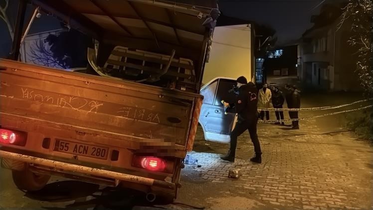 Akıl almaz kaza: Kamyonetler çarpıştı, savrulan stepne yayayı ağır yaraladı
