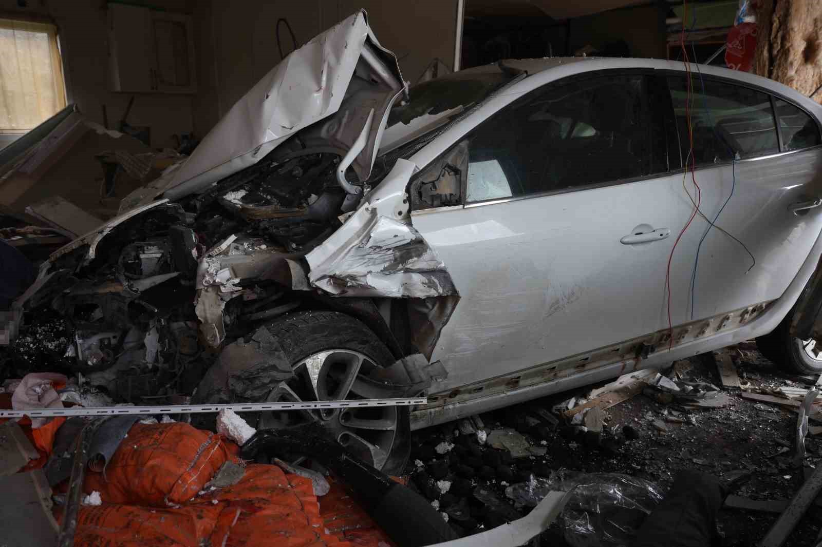 Akıl almaz kaza: Otomobil prefabrik iş yerlerinin içinden geçti
