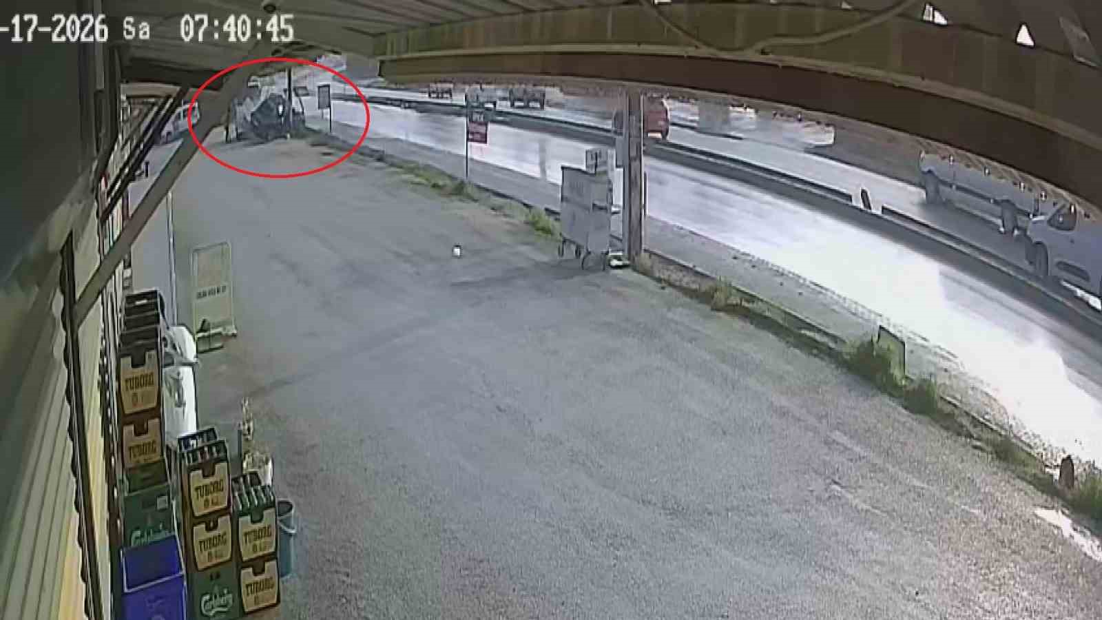 Akıl almaz kaza: Otomobil prefabrik iş yerlerinin içinden geçti
