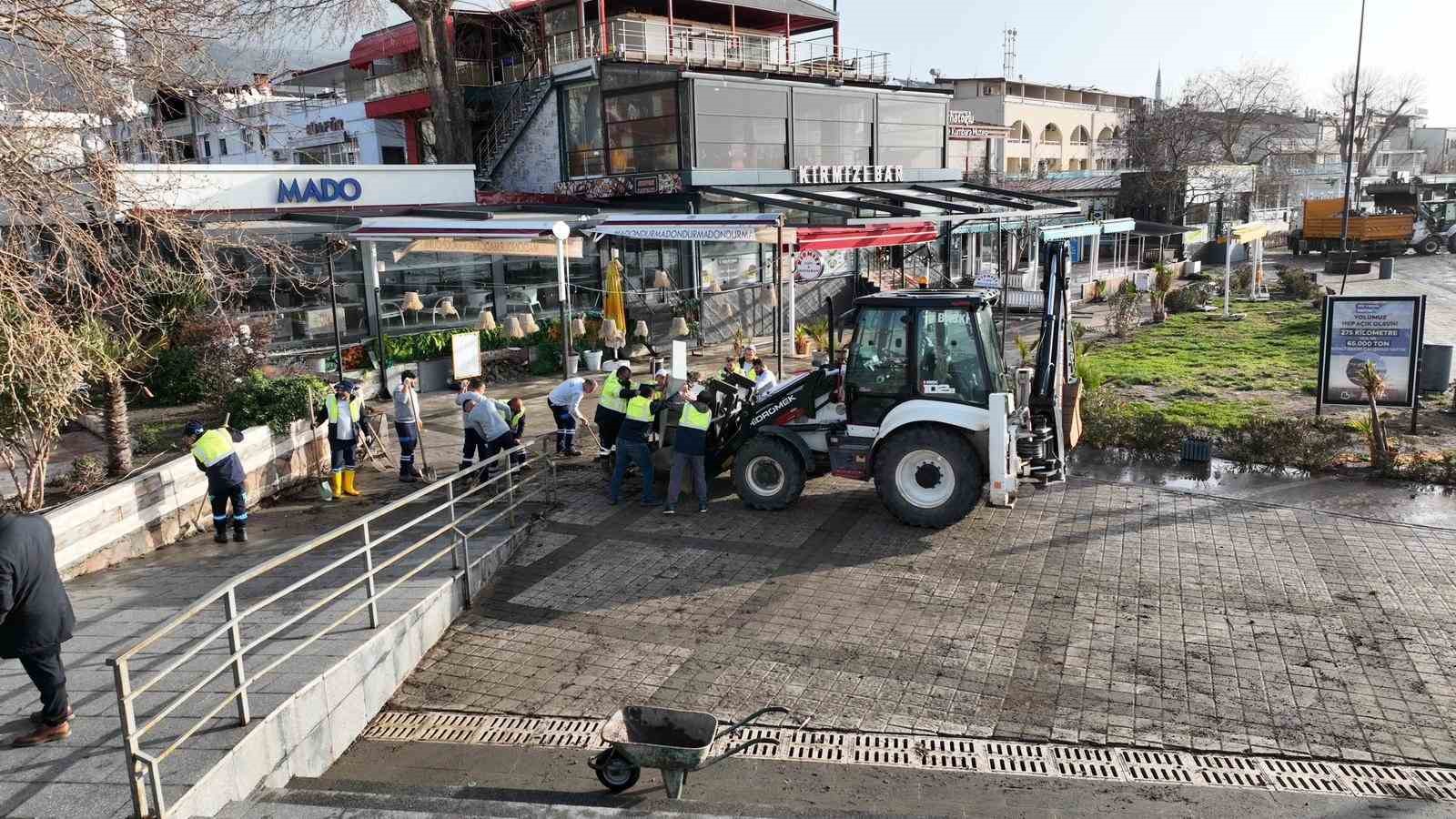 Akın, Lodos’un vurduğu Körfez’de
Akın, Lodos’un vurduğu Körfez’de