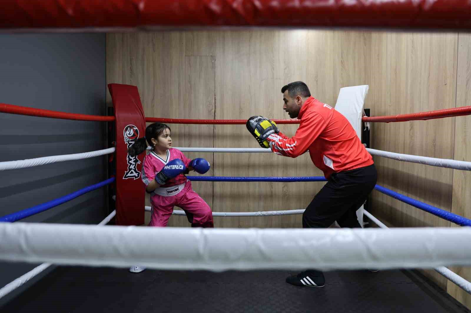 Akran zorbalığından korumak istediği kızını şampiyon yaptı
