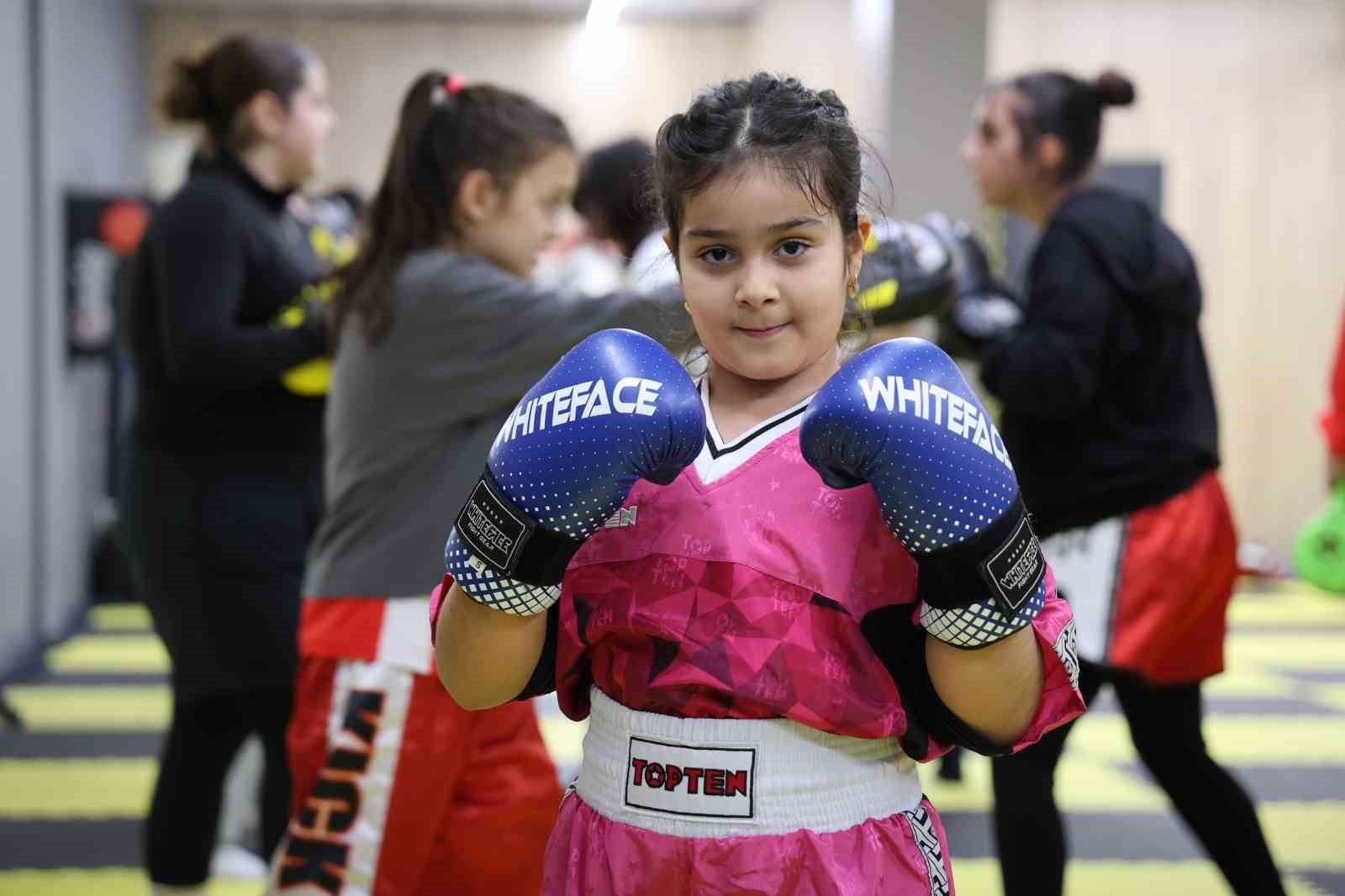 Akran zorbalığından korumak istediği kızını şampiyon yaptı

