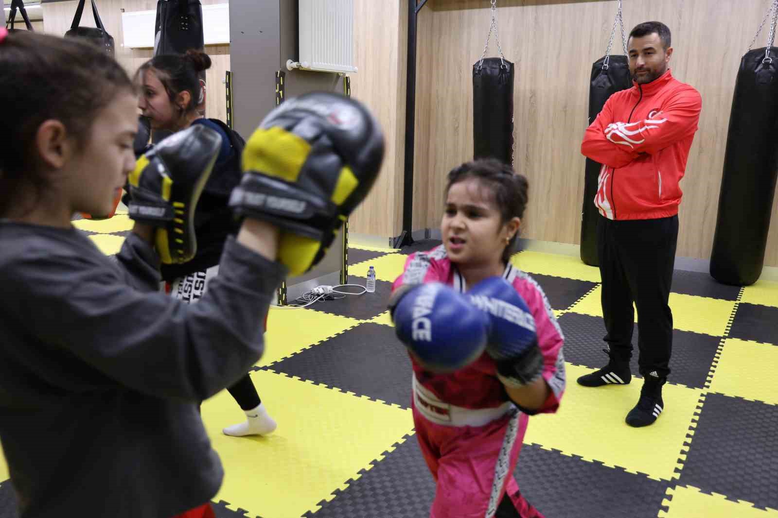 Akran zorbalığından korumak istediği kızını şampiyon yaptı
