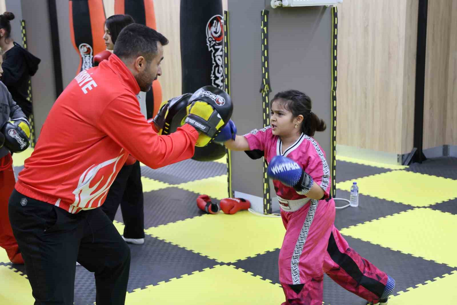Akran zorbalığından korumak istediği kızını şampiyon yaptı
