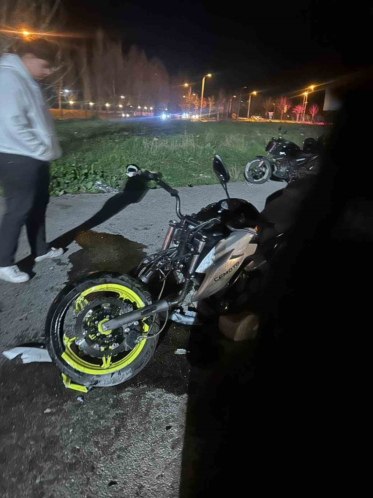 Akrobatik hareketler yapan iki motosiklet çarpıştı: 2 yaralı
