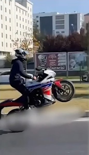 Akrobatik hareketler yapan motosiklet sürücüsüne ceza yağdı
