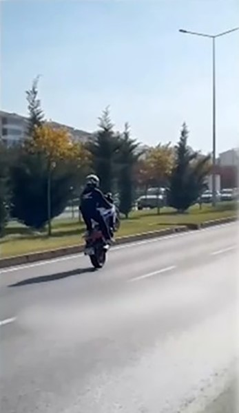 Akrobatik hareketler yapan motosiklet sürücüsüne ceza yağdı
