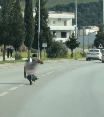 Akrobatik sürüş pahalıya patladı: 128 bin TL ceza yedi
