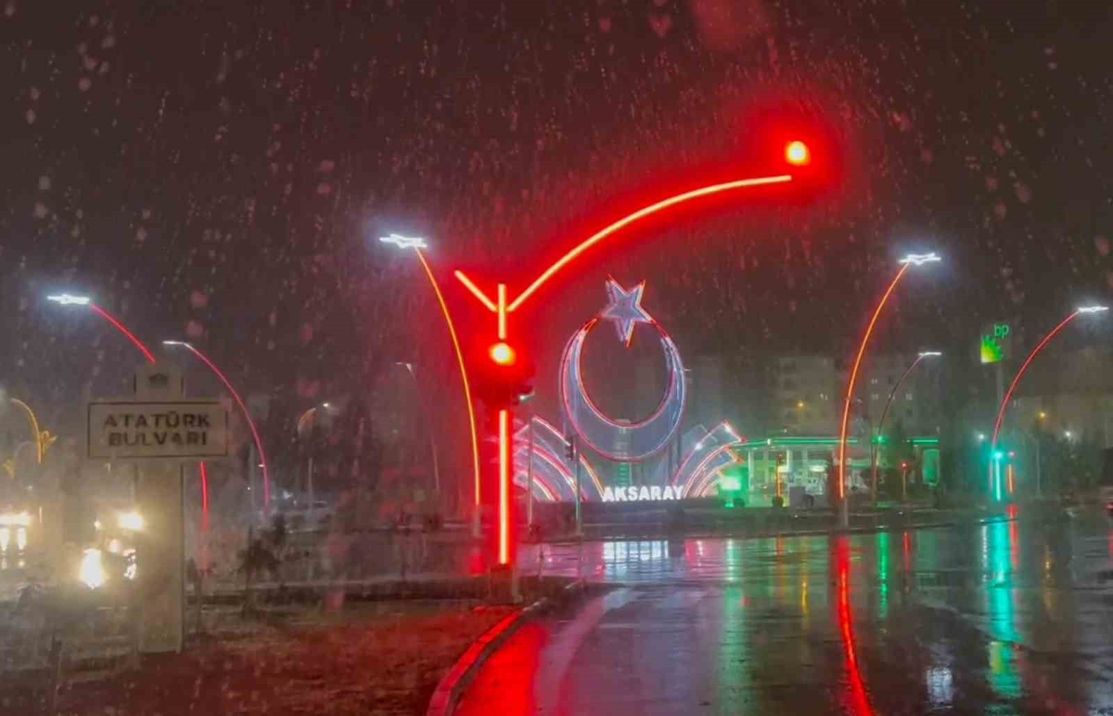 Aksaray merkez ve ilçelerde kar yağışı etkili oluyor
