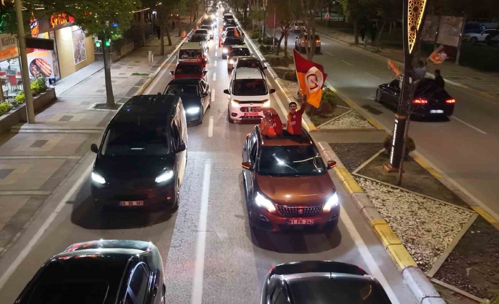 Aksaray sokaklarında Galatasaraylıların coşkulu kutlaması
