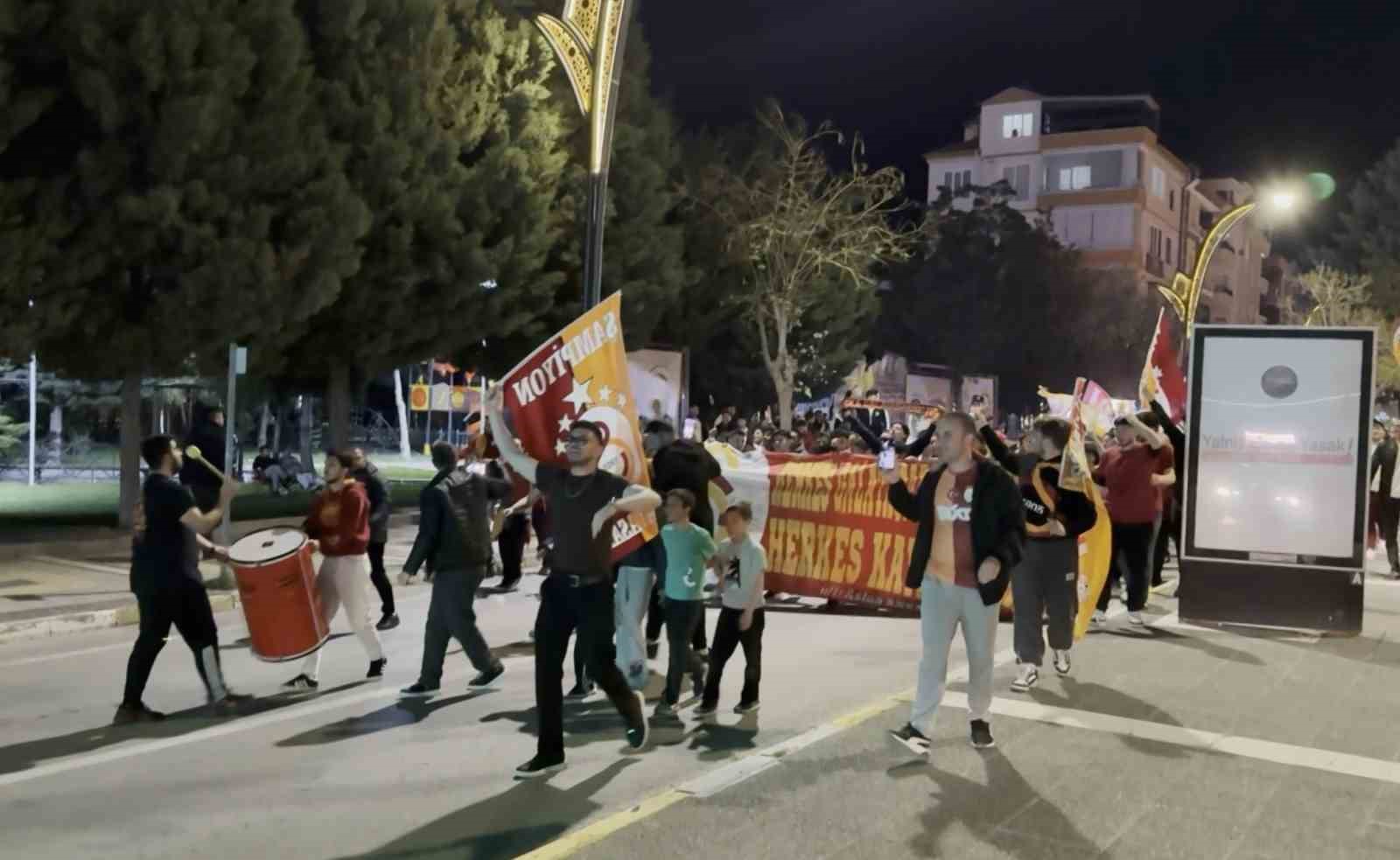 Aksaray sokaklarında Galatasaraylıların coşkulu kutlaması
