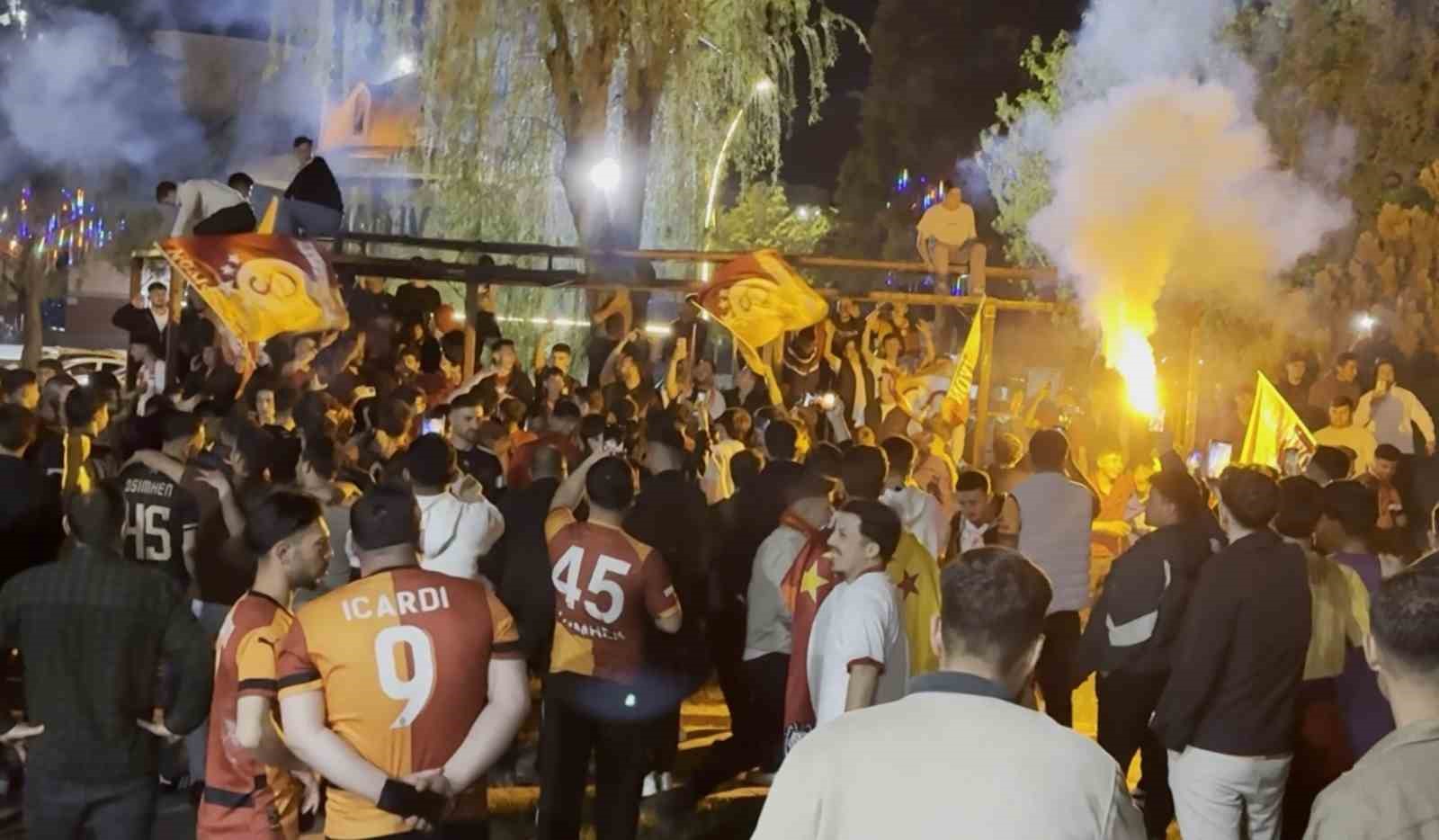 Aksaray sokaklarında Galatasaraylıların coşkulu kutlaması
