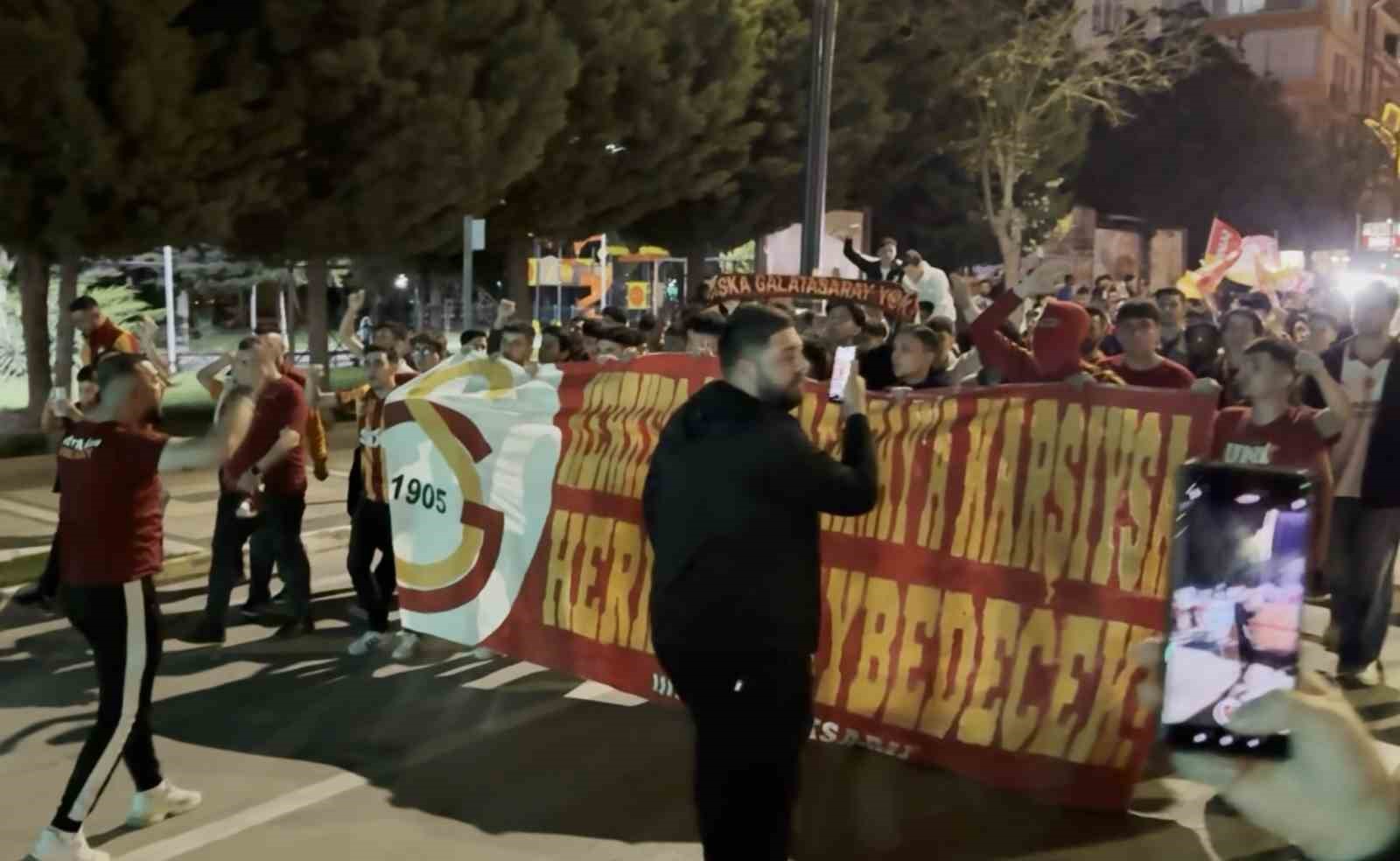 Aksaray sokaklarında Galatasaraylıların coşkulu kutlaması
