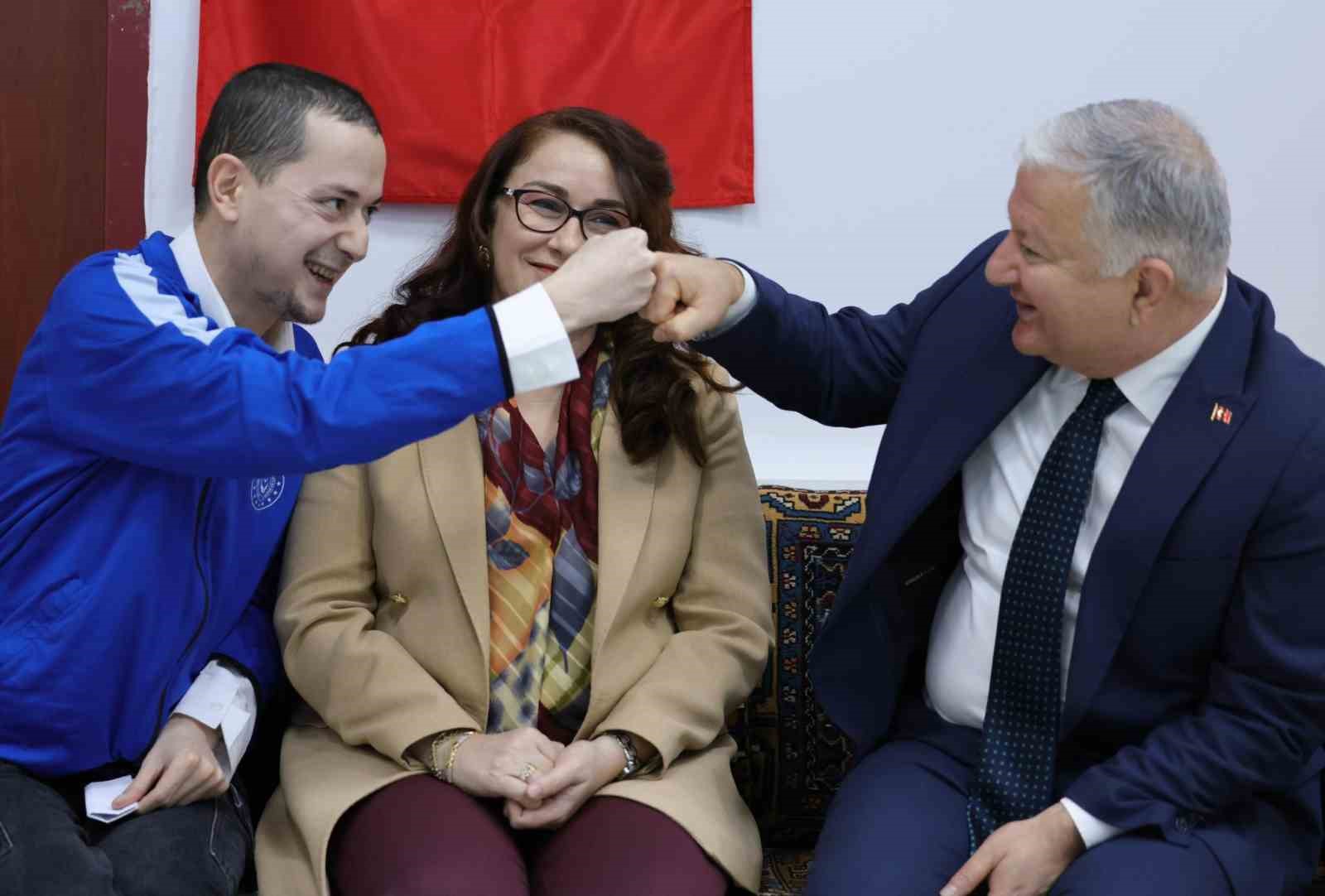 Aksaray Valisi Duru: "Devletimizin en büyük özelliklerinden biri sosyal devlet olmasıdır"
Aksaray Valisi Duru: "Devletimizin en büyük özelliklerinden biri sosyal devlet olmasıdır"