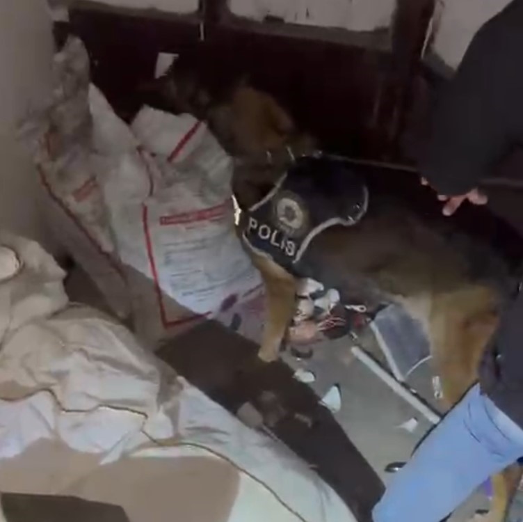 Aksaray’da 11 adrese uyuşturucu baskını: 19 tutuklama
Aksaray’da 11 adrese uyuşturucu baskını: 19 tutuklama