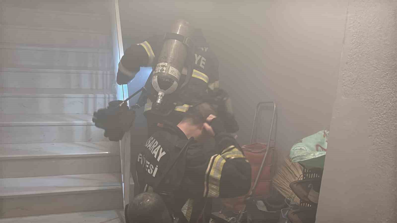 Aksaray’da apartmanda yangın paniği: 6 kişi dumandan etkilendi
