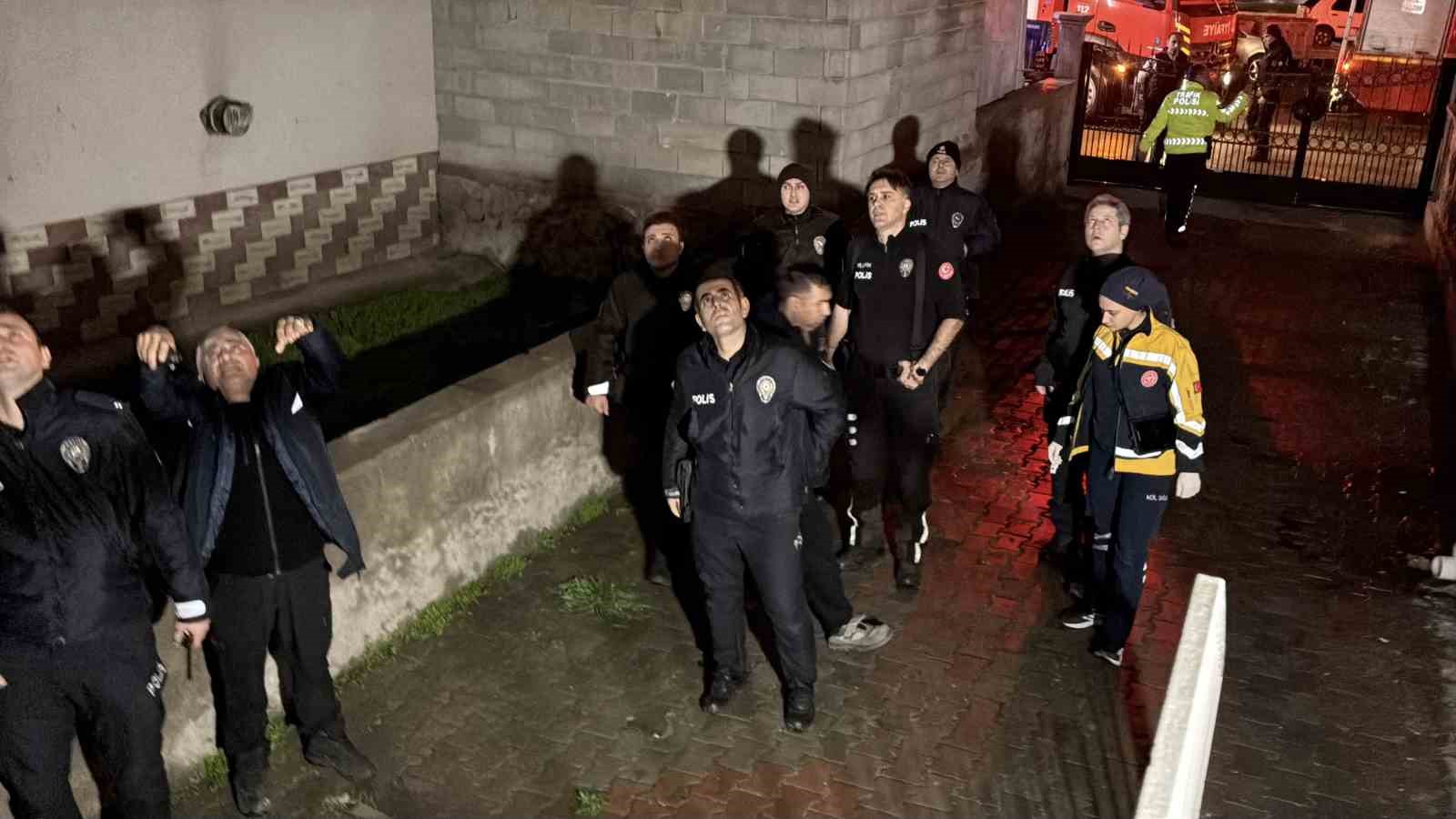 Aksaray’da apartmanda yangın paniği: 6 kişi dumandan etkilendi
