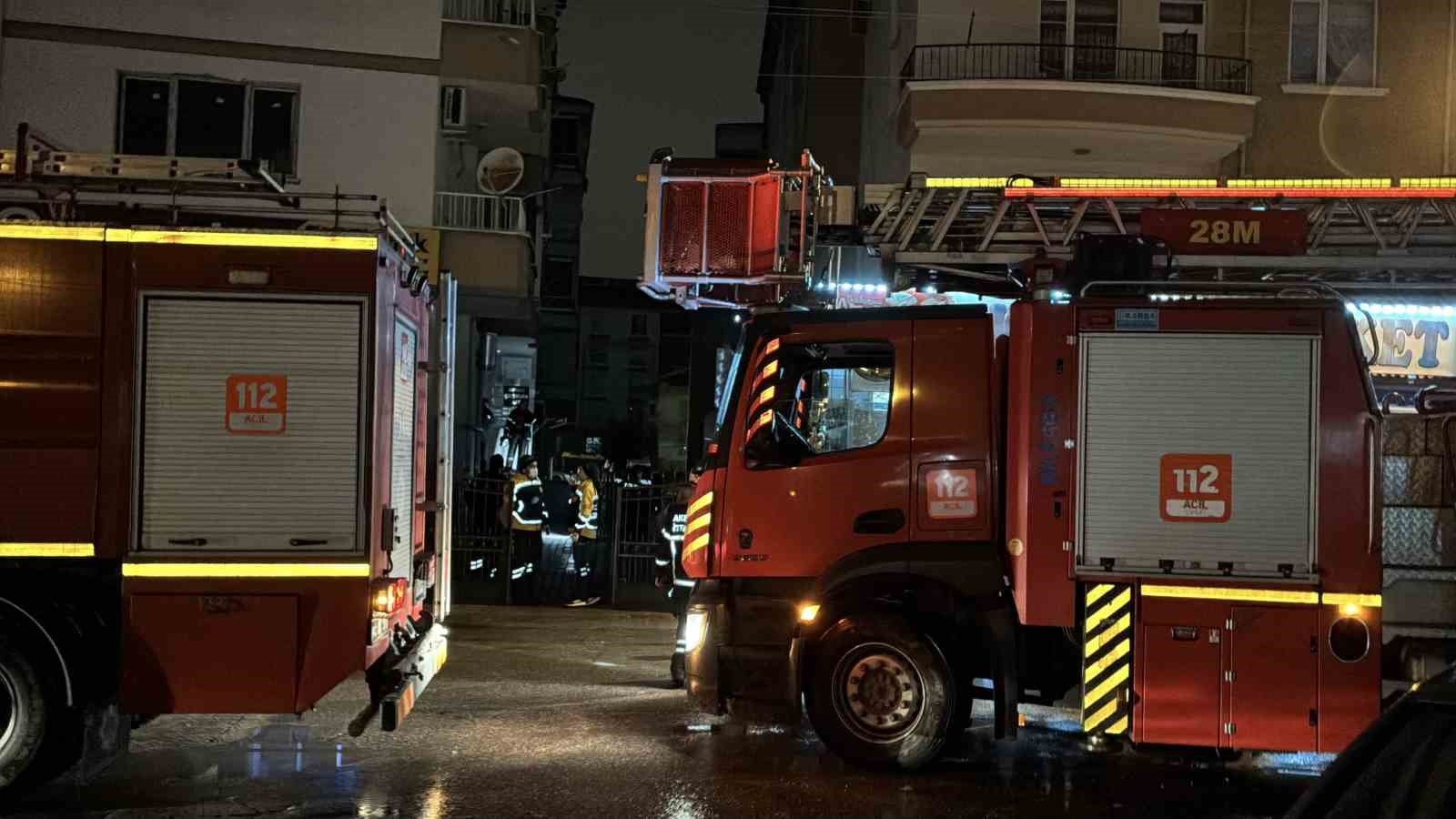 Aksaray’da apartmanda yangın paniği: 6 kişi dumandan etkilendi
