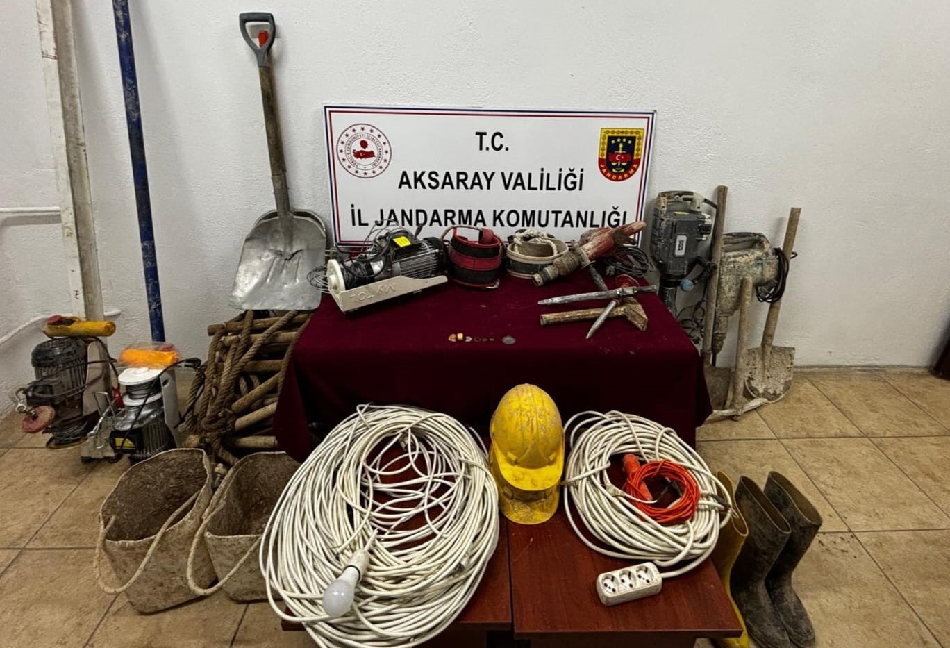 Aksaray’da define avcıları tarihi eserlerle suçüstü yakalandı
