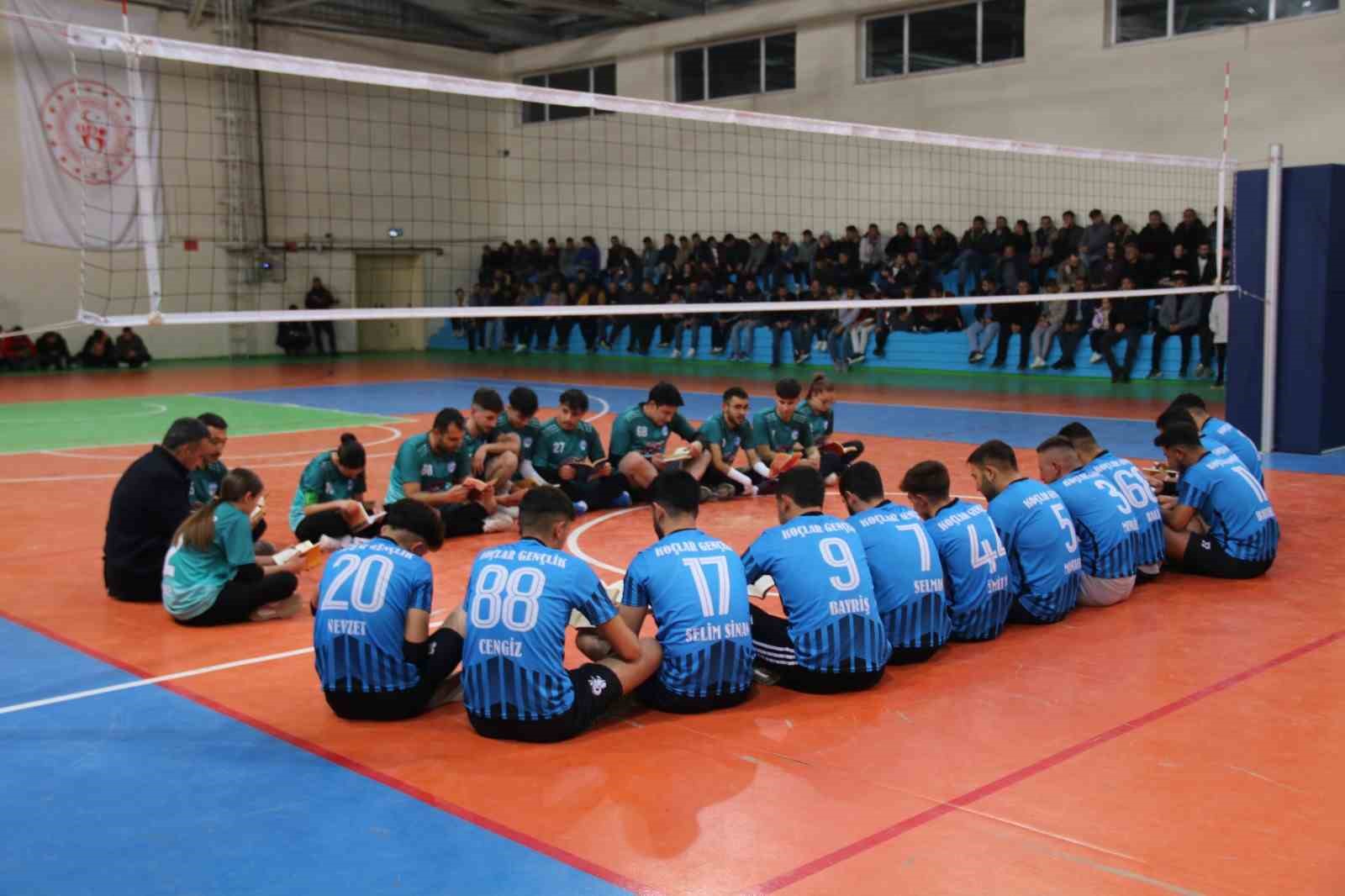 Aksaray’da file önünde maç başlamadan kitaplar açıldı
