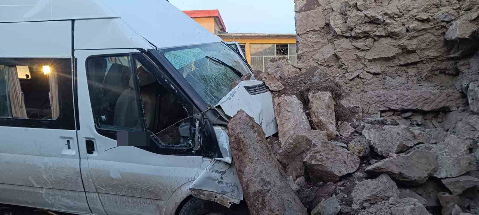 Aksaray’da işçi servisi bahçe duvarına çarptı: 2’si ağır 14 yaralı
