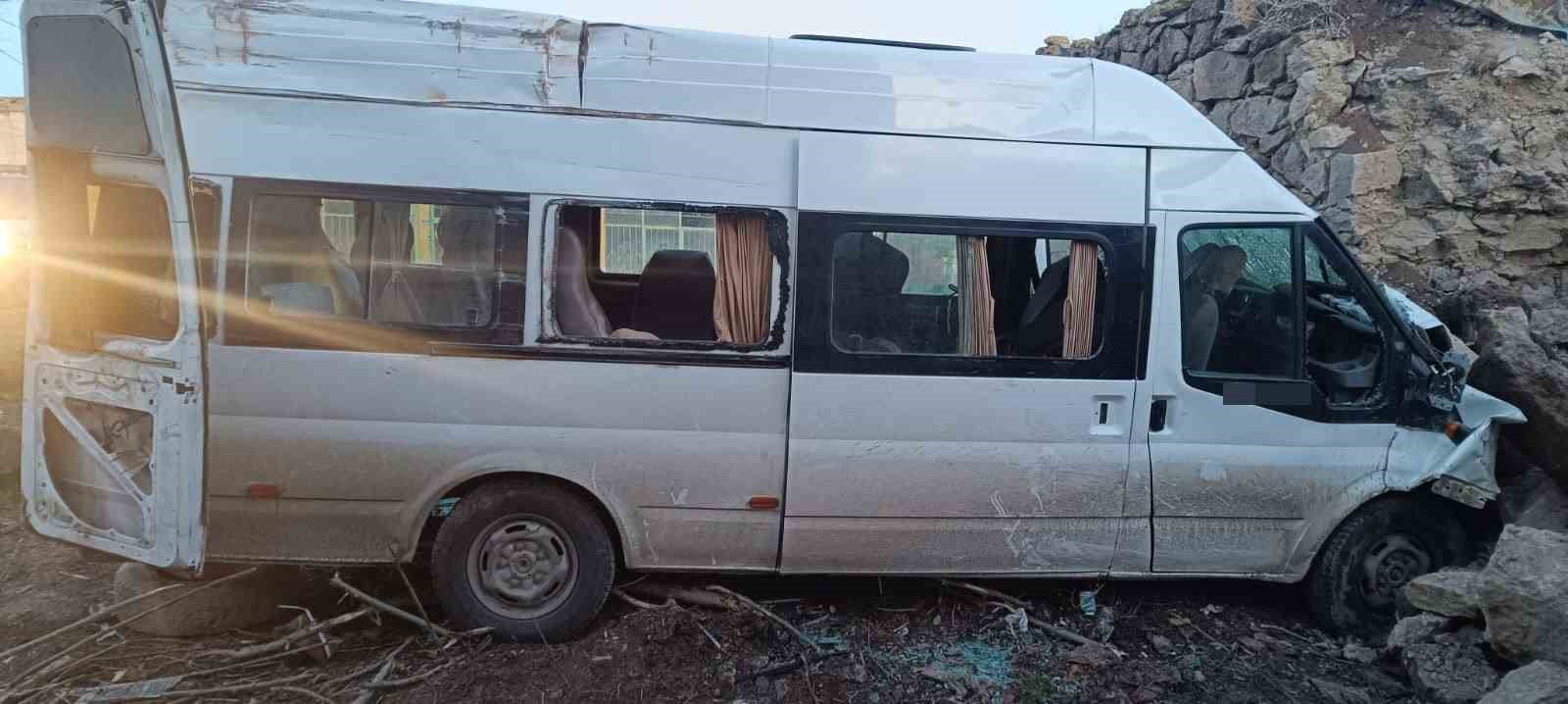 Aksaray’da işçi servisi bahçe duvarına çarptı: 2’si ağır 14 yaralı
