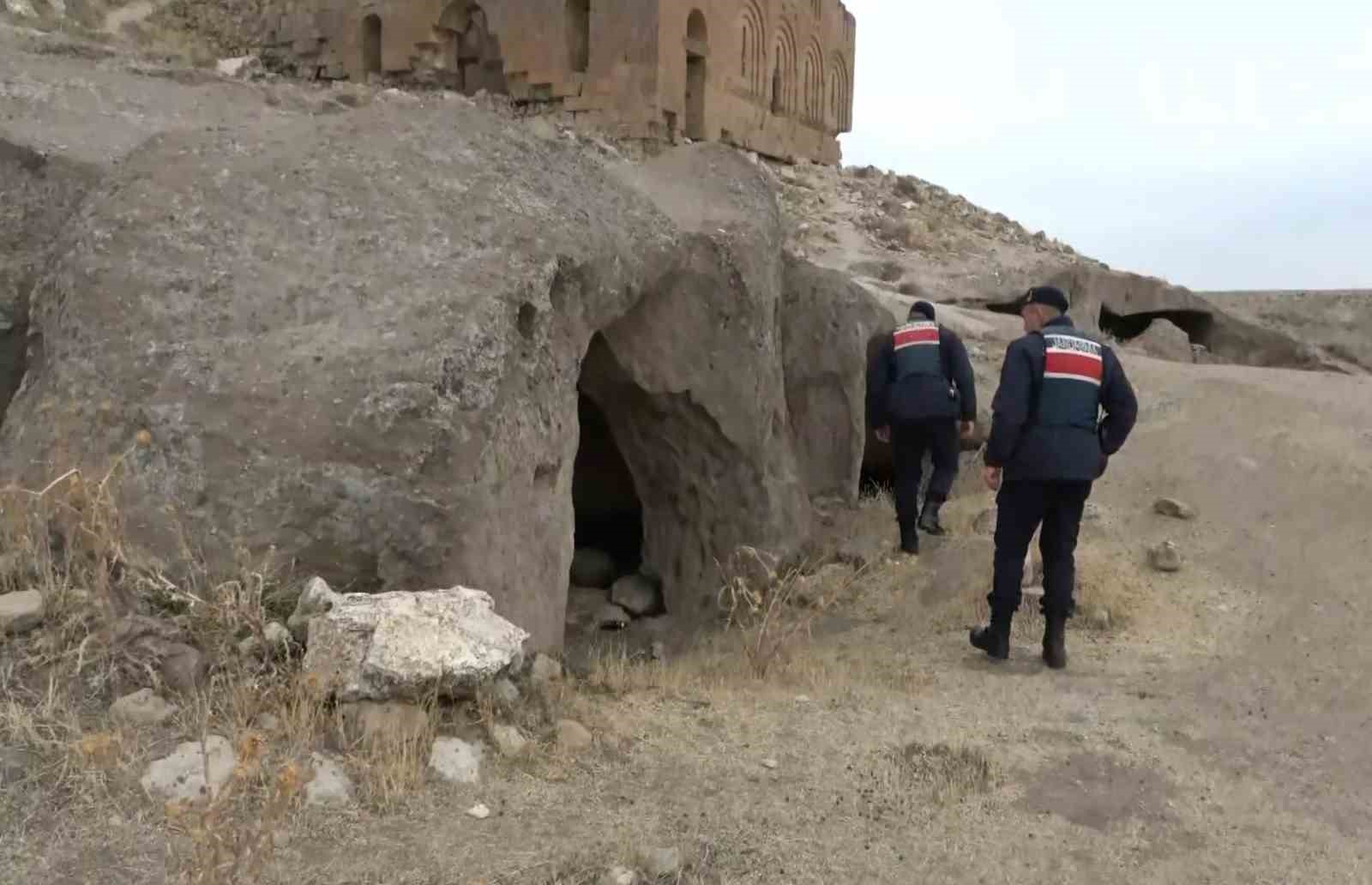 Aksaray’da jandarma ekipleri tarihi mekanlarda devriyede
