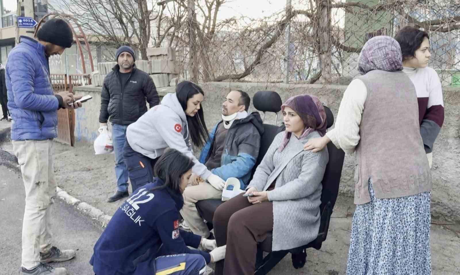 Aksaray’da kamyonet ile hafif ticari araç çarpıştı: 3 yaralı
