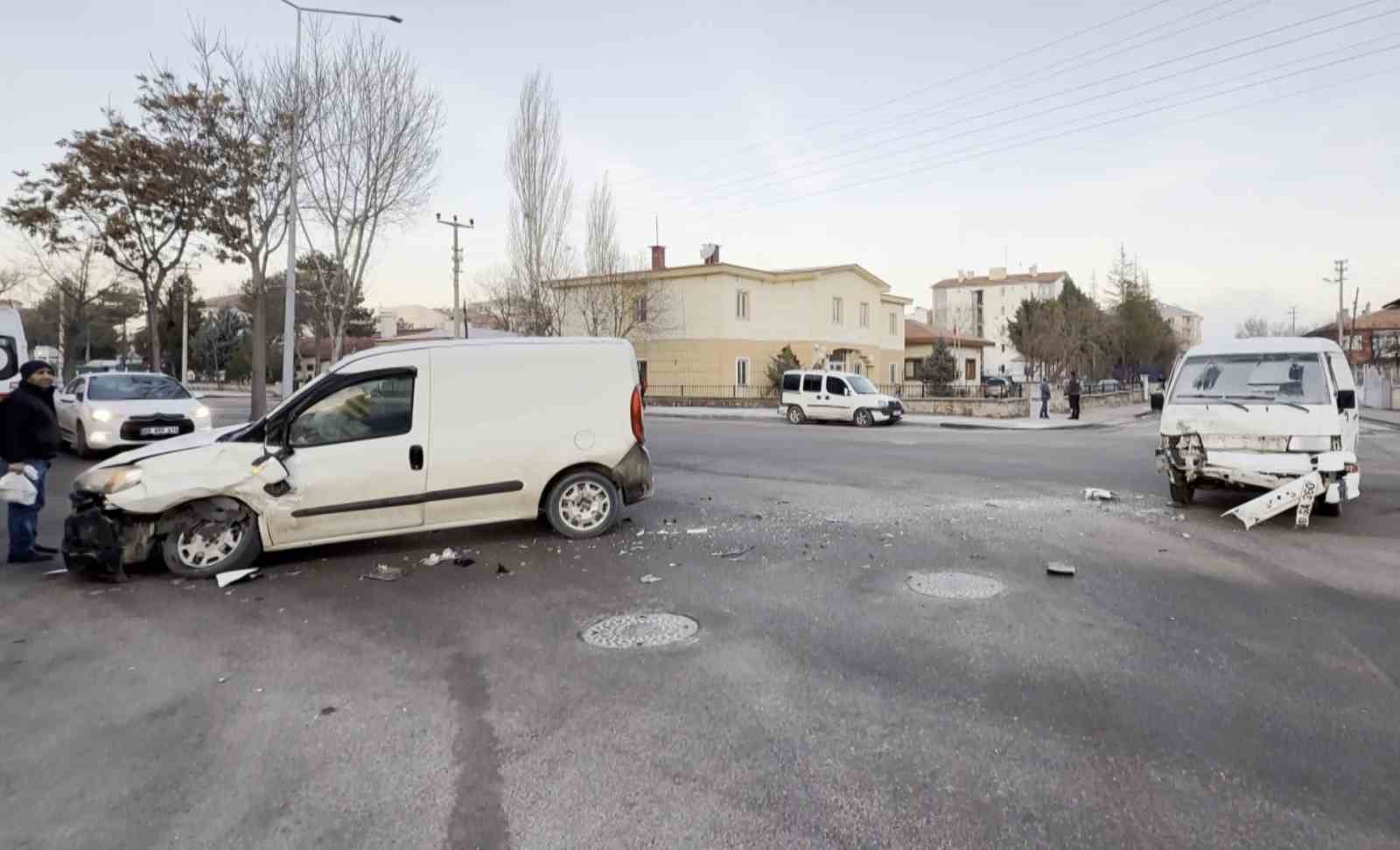 Aksaray’da kamyonet ile hafif ticari araç çarpıştı: 3 yaralı
