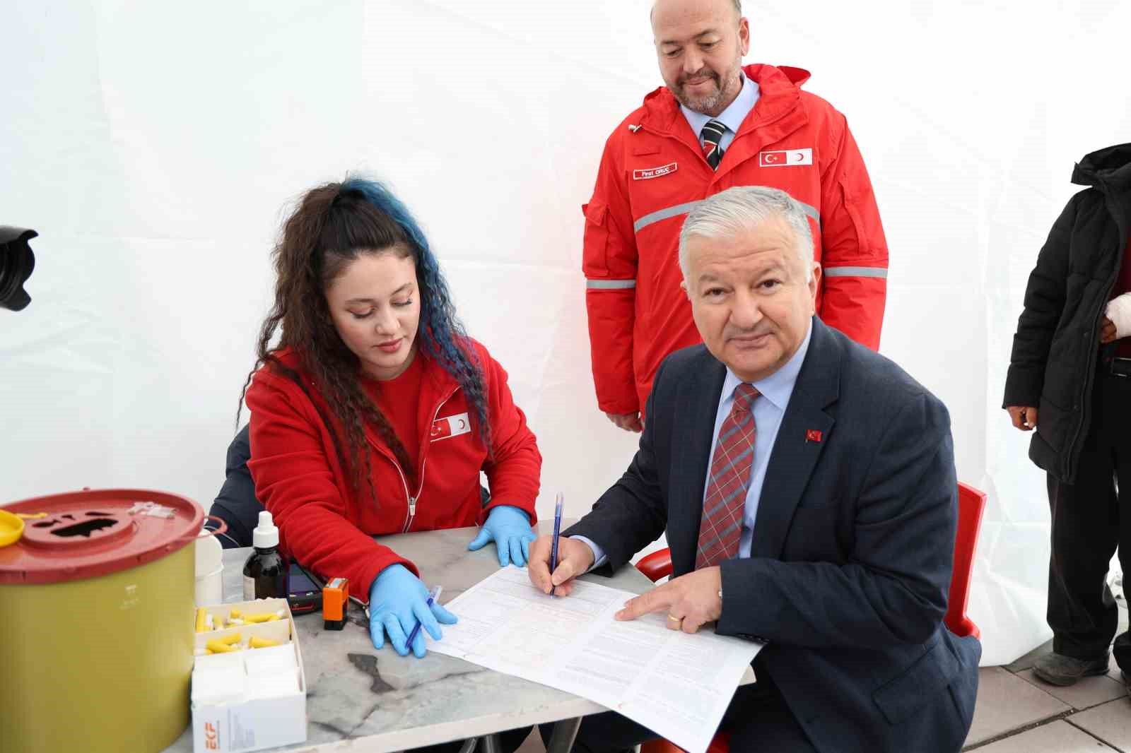 Aksaray’da kan bağışı kampanyasına Vali Duru da katıldı
