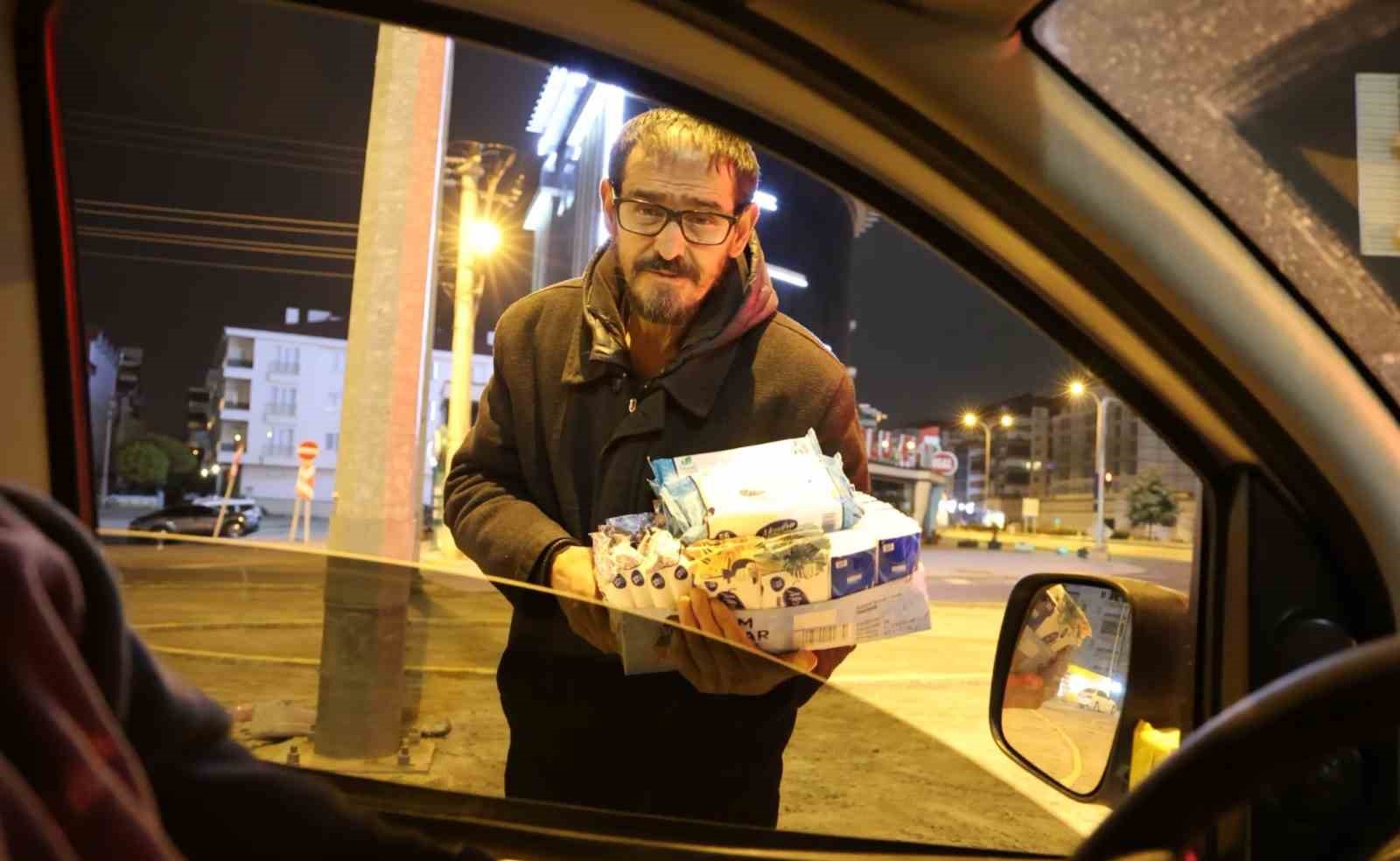 Aksaray’da karayolundaki kavşakta mendil satarak kazanç sağlıyor
