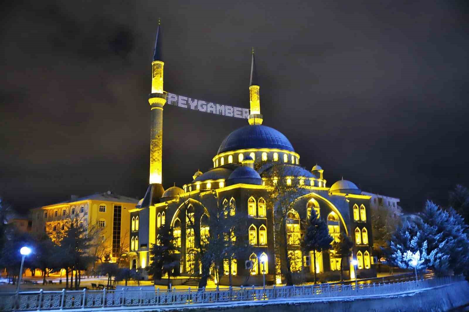 Aksaray’da mahyalar camileri süslüyor
