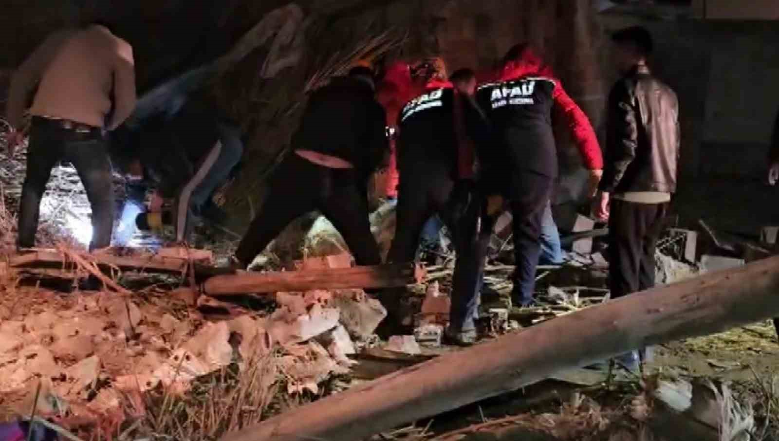 Aksaray’da mandıra çöktü, çok sayıda hayvan telef oldu
