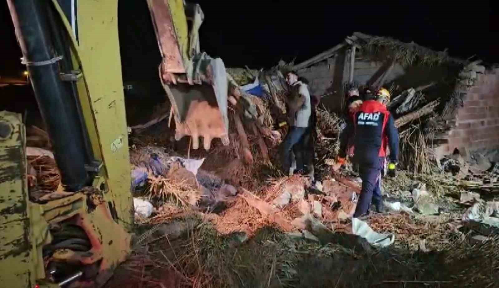 Aksaray’da mandıra çöktü, çok sayıda hayvan telef oldu
