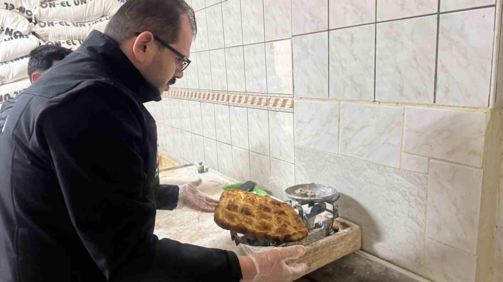 Aksaray’da market ve lokantalara baskın: 19 işletmeye 75 bin 487 lira ceza
Aksaray’da market ve lokantalara baskın: 19 işletmeye 75 bin 487 lira ceza