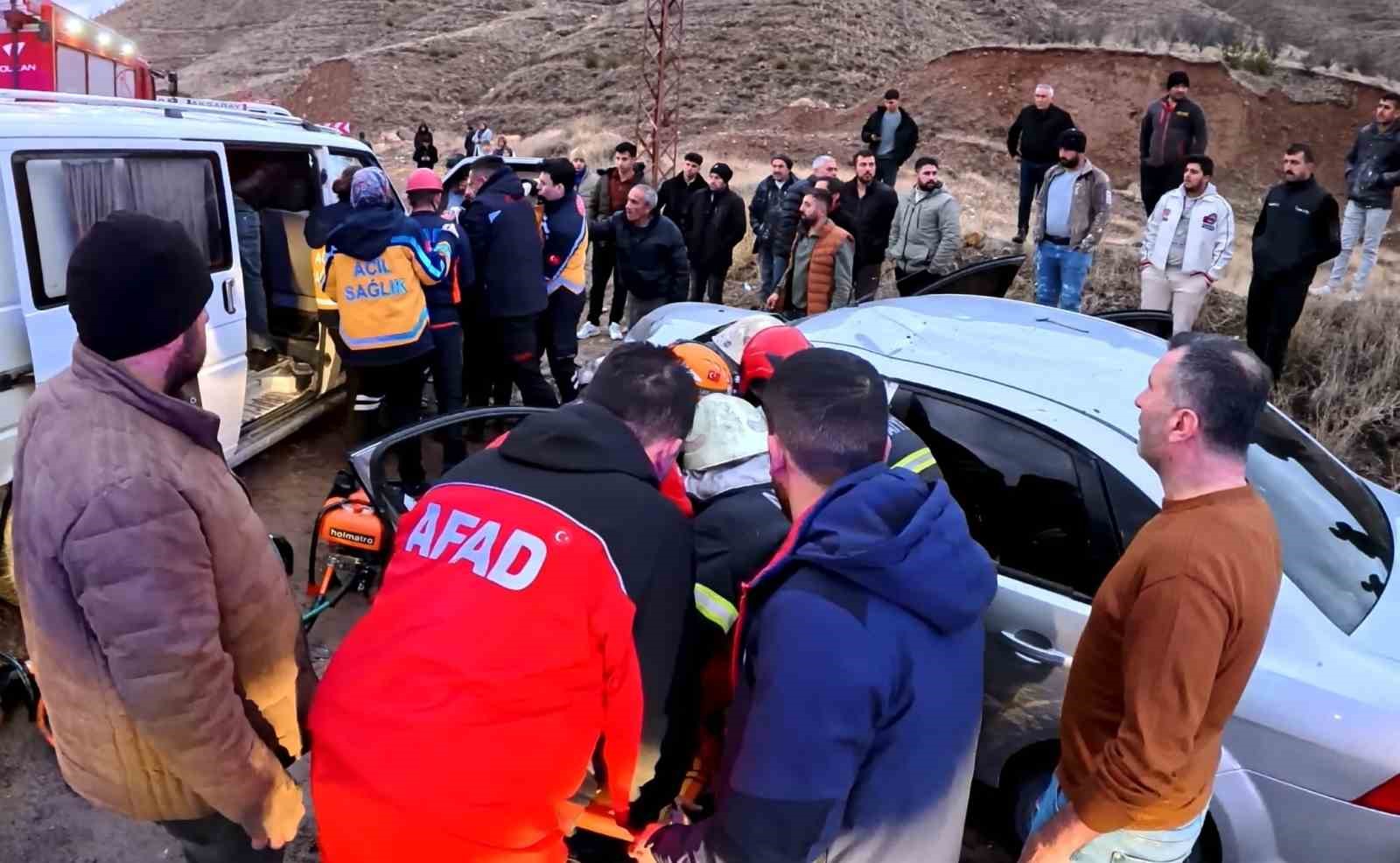 Aksaray’da minibüs ile otomobil kafa kafaya çarpıştı: 6 yaralı
