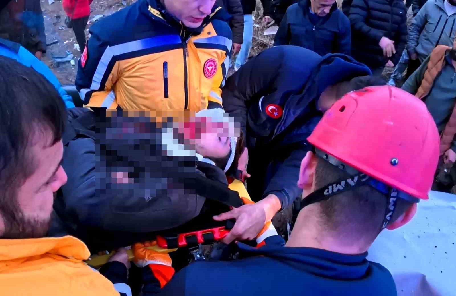 Aksaray’da minibüs ile otomobil kafa kafaya çarpıştı: 6 yaralı
