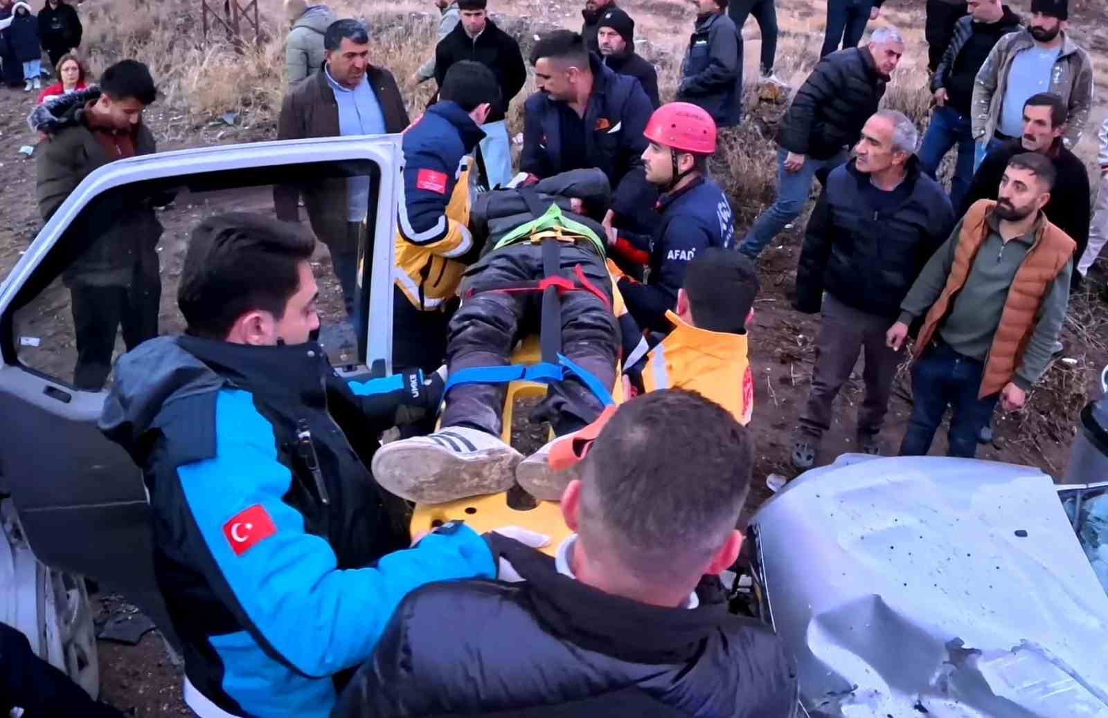 Aksaray’da minibüs ile otomobil kafa kafaya çarpıştı: 6 yaralı
