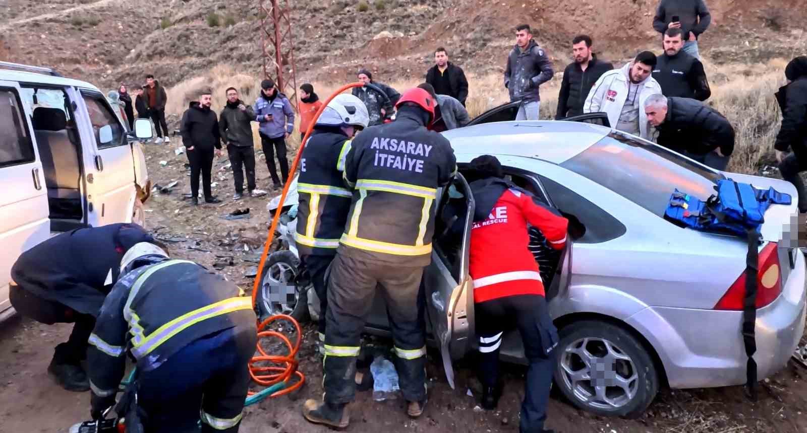 Aksaray’da minibüs ile otomobil kafa kafaya çarpıştı: 6 yaralı
