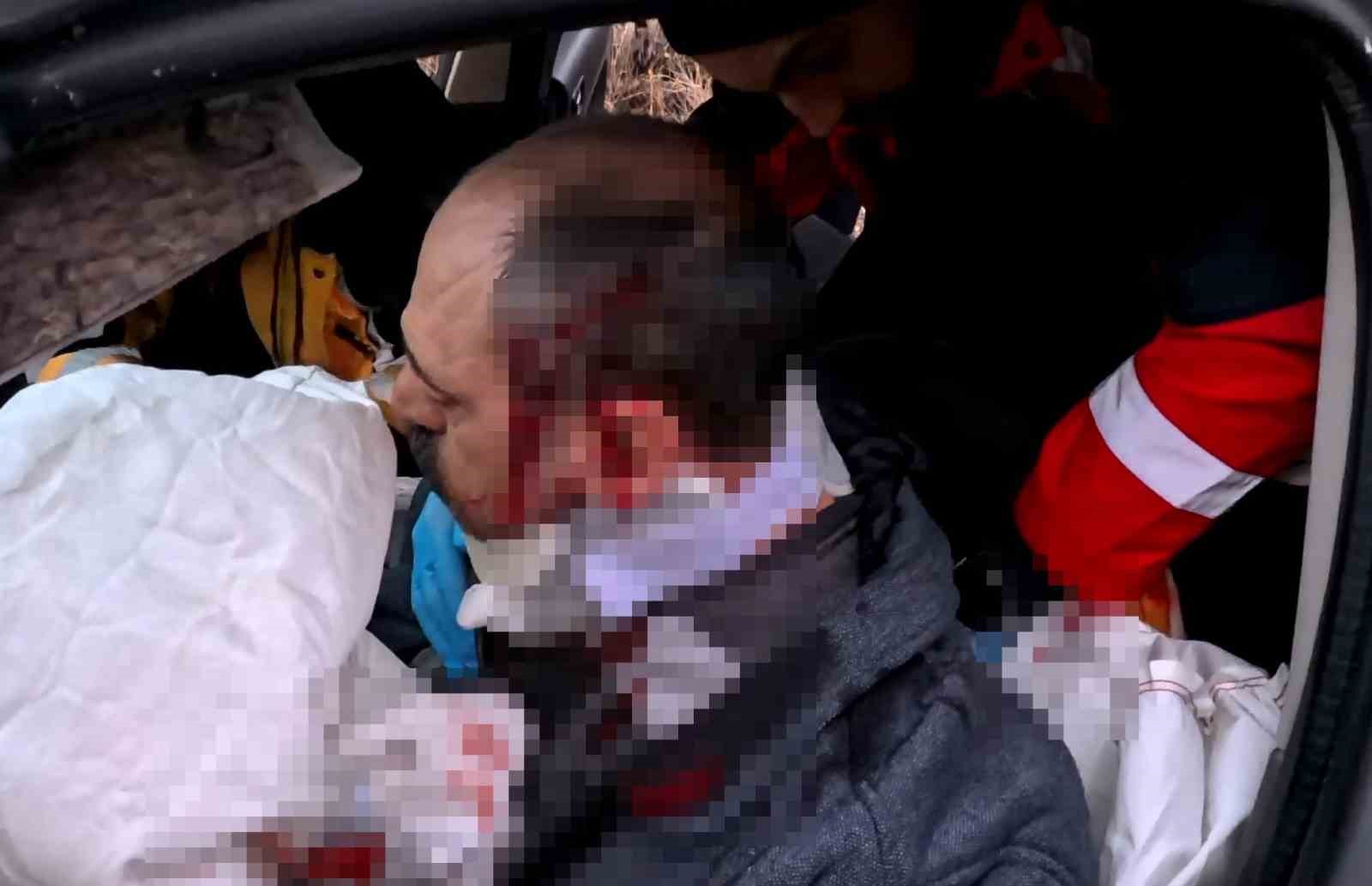 Aksaray’da minibüs ile otomobil kafa kafaya çarpıştı: 6 yaralı
