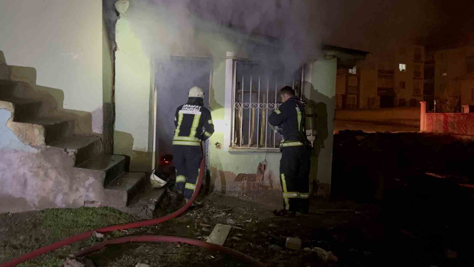 Aksaray’da müstakil ev alev alev yandı
