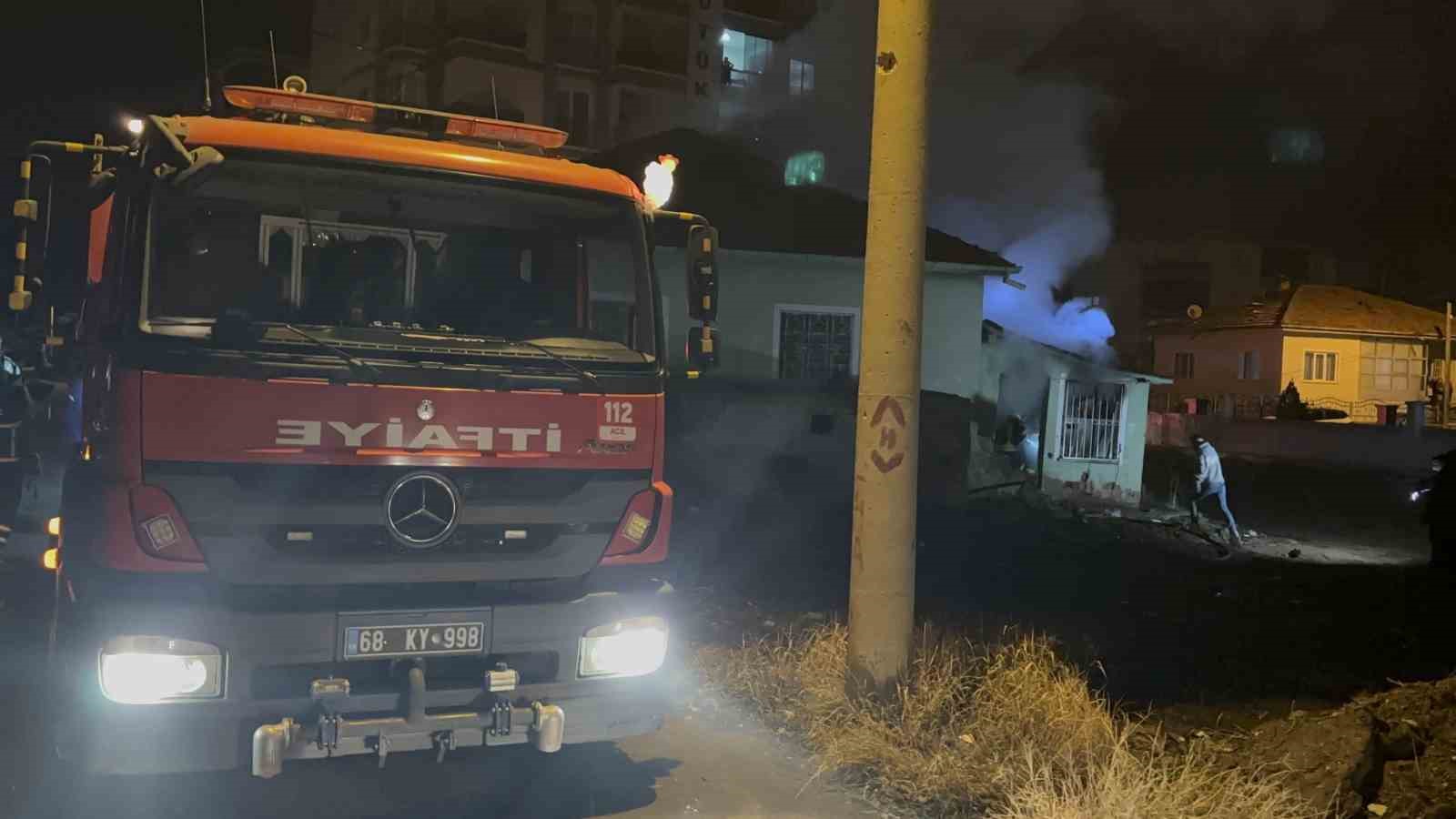Aksaray’da müstakil ev alev alev yandı
