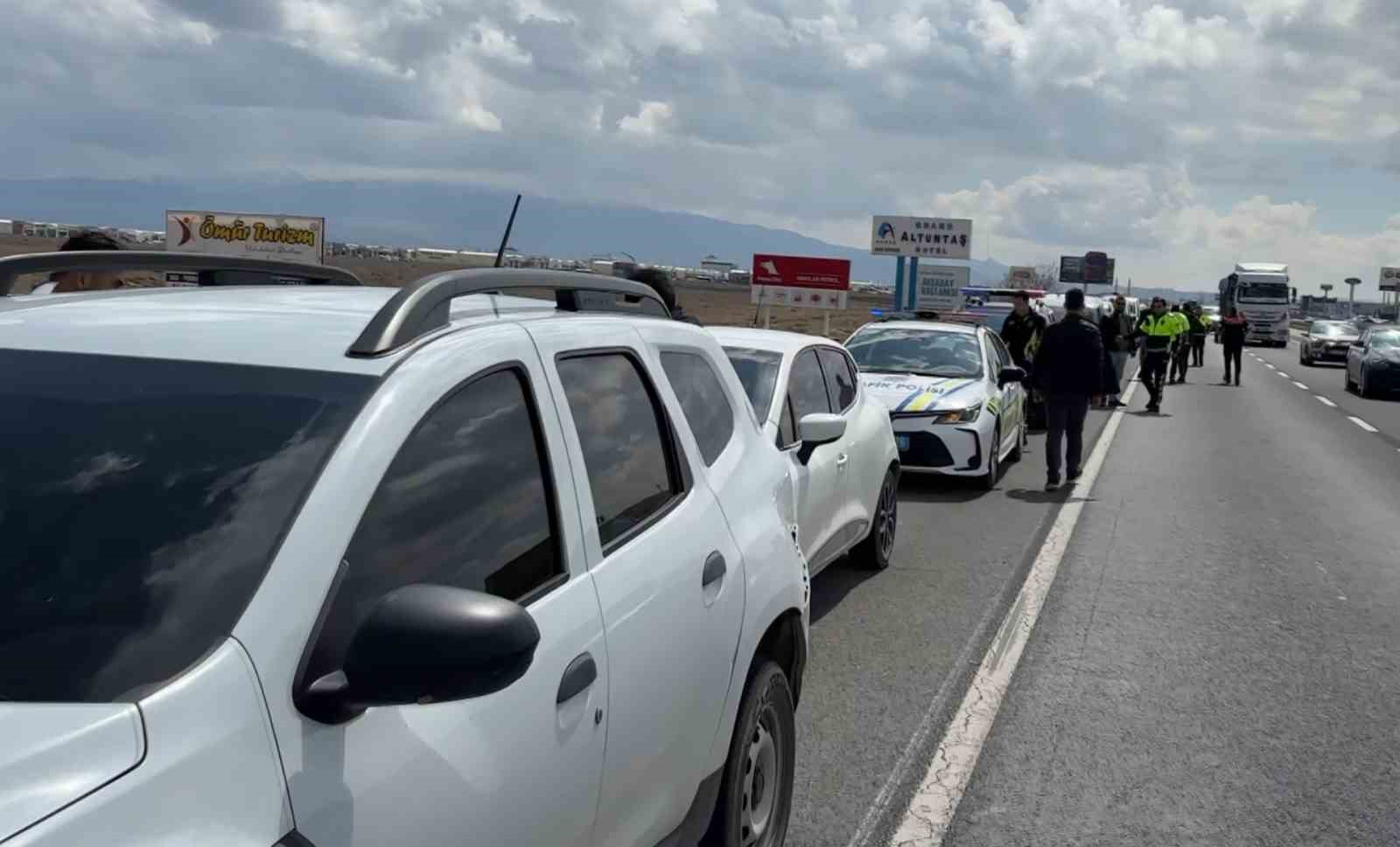 Aksaray’da nefes kesen şüpheli polis kovalamacası kamerada: 3 gözaltı
