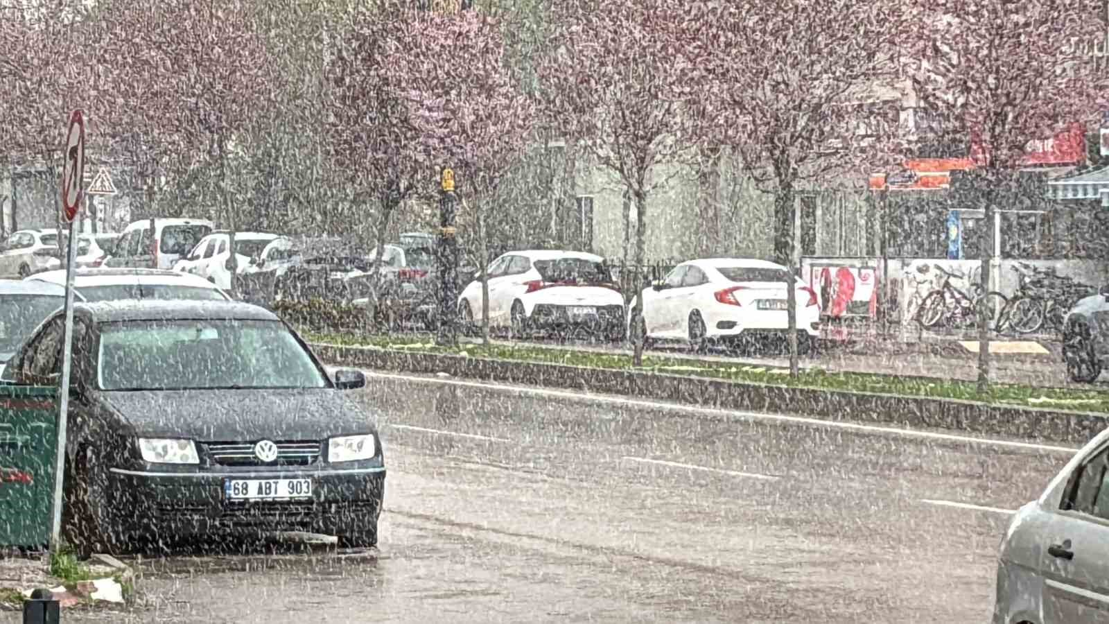 Aksaray’da Nisan ayında kar yağdı
