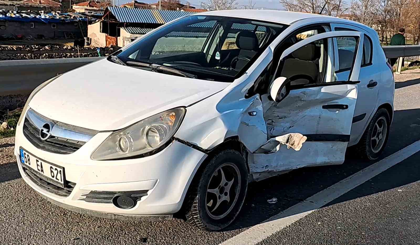 Aksaray’da otomobil tali yoldan çıkan araçla çarpıştı: 2 yaralı
