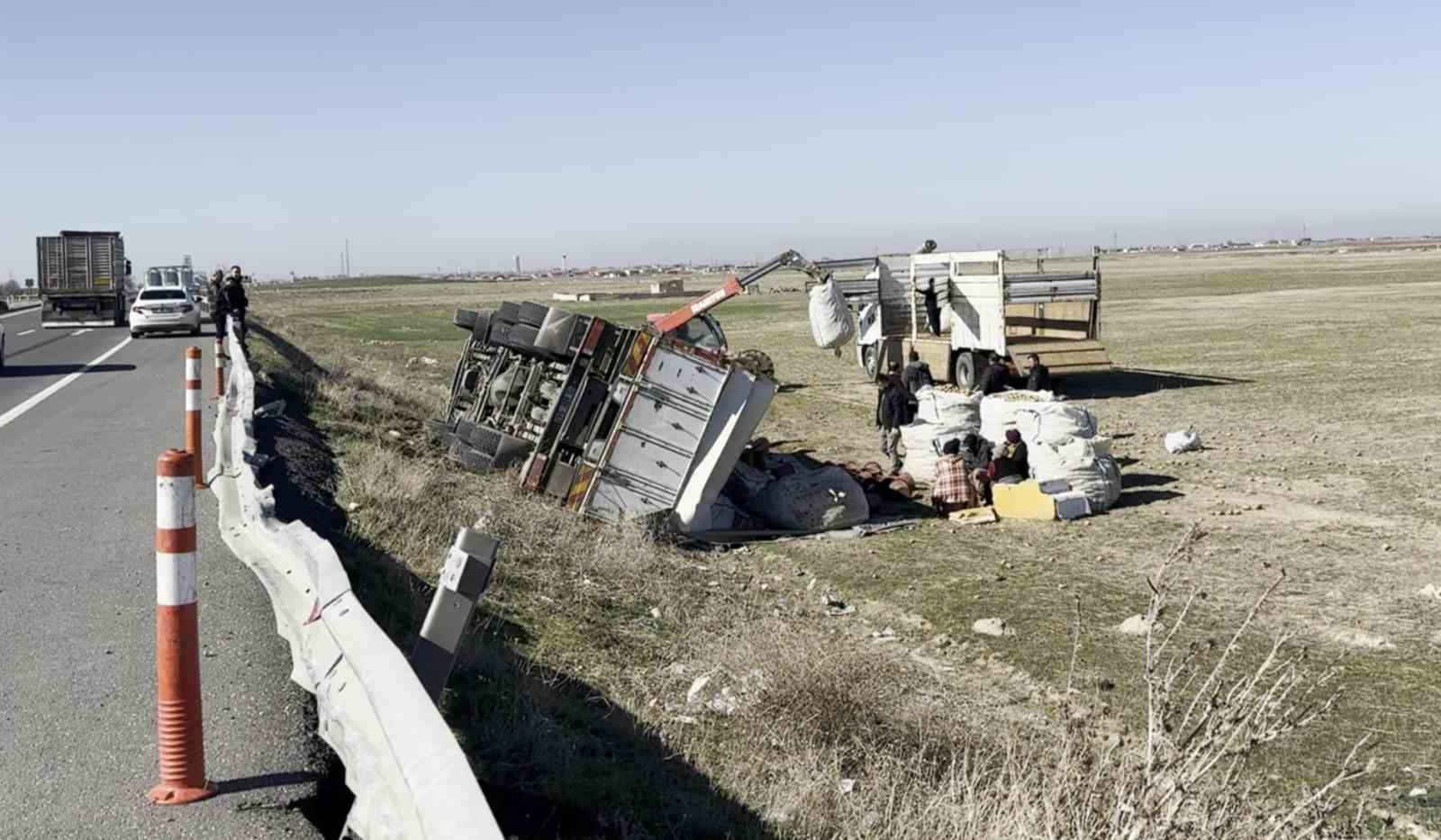 Aksaray’da patates yüklü kamyon şarampole devrildi: 1 yaralı
